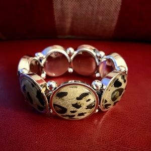 Elastic bracelet with cat eye design.